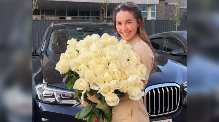 Қазақтың қайсар қызы Әбибаға тағы бір қымбат көлік сыйға тартылды