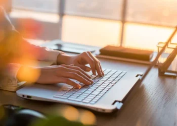 Қызметкерлеріне қашықтан жұмыс істеуге мүмкіндік бермейтін компаниялар жеңіледі