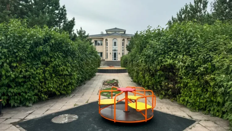 Зеленый парк, гаражи и сцена. Новая жизнь особняка Кайрата Сатыбалдыулы в Астане