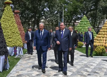 Токаеву и Рахмону показали “горы“ из арбузов, дынь и винограда