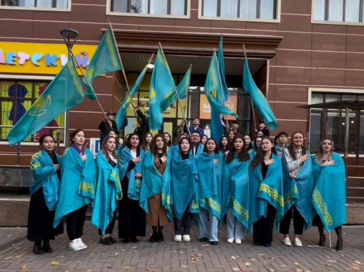 Молодёжь Алматы отметила День Республики патриотическими мероприятиями