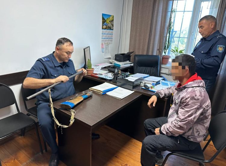 Түркістан облысының тұрғындары полицияға 180 бірліктен астам тіркелмеген қаруды өз еркімен тапсырды