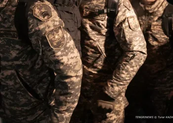 Ұрып-соғып, мазақ етті: қаза тапқан сарбаздың анасы ашық сотты талап етті