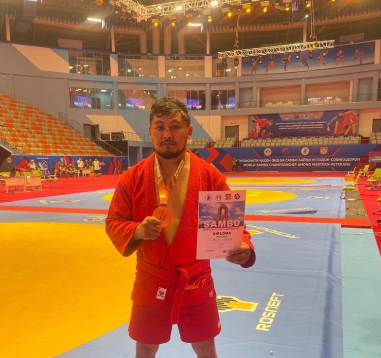 РУКОВОДИТЕЛЬ ДОСУГОВОГО ЦЕНТРА ХАМИТОВ ЖАНГЕЛДІ принёс Казахстану бронзовую медаль на чемпионате мира по самбо в Душанбе
