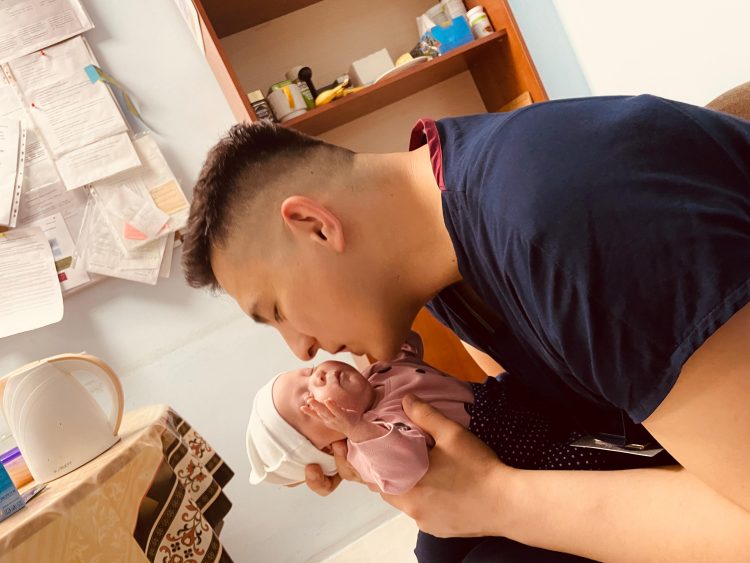 Шала туған сәбиге мейірімін төккен дәрігер «Ел жанашыры» төсбелгісімен марапатталды