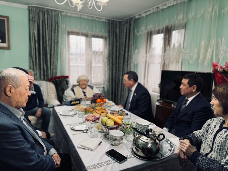 Алматы облысының әкімі 97 жастағы қари әжемен кездесті