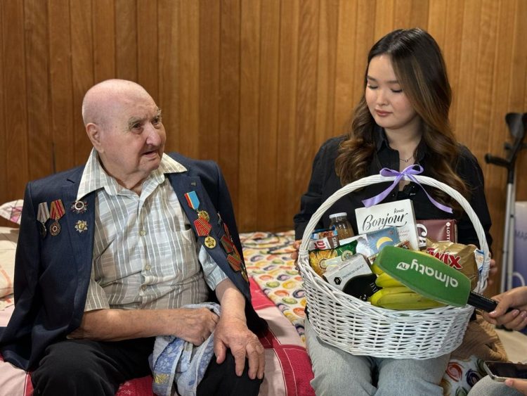 Алматы волонтерлері ҰОС ардагерлеріне қамқорлық көрсетуде