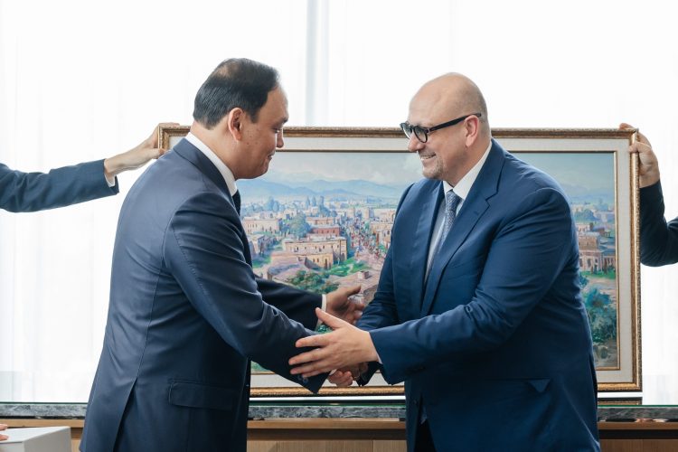 Қуаты 1 ГВт ЖЭС: Ербол Қарашөкеев Masdar компаниясының бас атқарушы директорымен кездесті