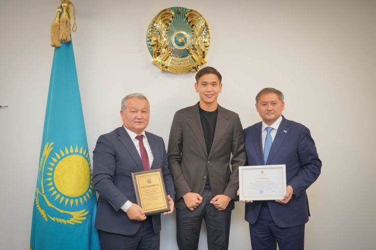 Астанада Саясат Нұрбек студентке ректор грантын табыстады