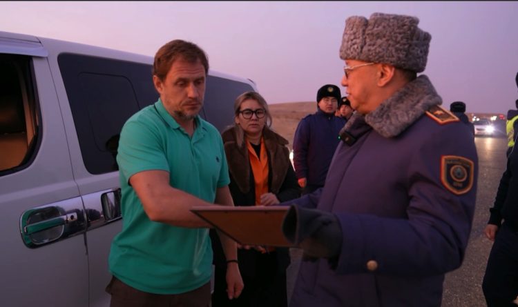 Түркістан облысында 20 жыл бойы жол ережесін бұзбаған жүргізуші марапатталды