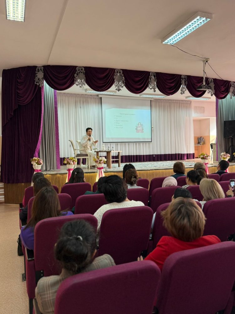 Абай ауылындағы №2 мектепте Оразгүл Асанғазымен кездесу өтті