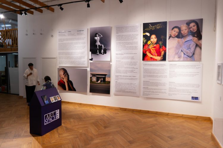 Астанада Анель Базылованың «Мен жаныңдамын» атты дебюттік фотокөрмесі ашылды