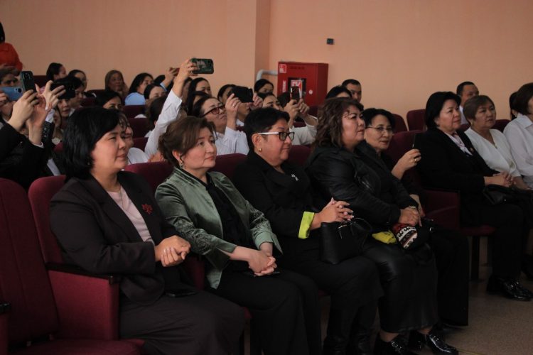 Абай ауылындағы №2 мектептің ұстаздары 8 наурыз мерекесін атап өтті