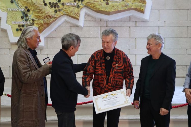 Болат Мұхамедиевтің «Қолөнер тарихы» атты ретроспективті көрмесі ашылды