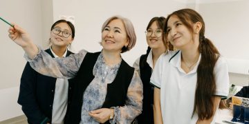 Казахстанские школьники смогут дарить виртуальные букеты учителям через журнал BilimClass